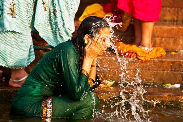 אישה רוחצת בנהר הגנגס הקדוש