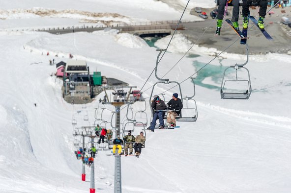 רכבל מעל המדרונות של אתר סקי הקיץ סטירן | צילום: Emil Erisson