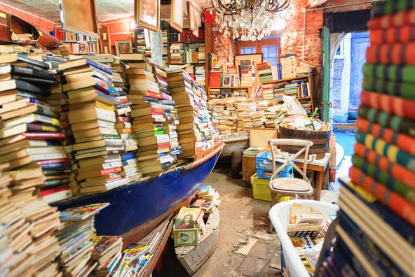 חנות הספרים Libreria Acqua Alta. חלק מהספרים מאוחסנים בתוך גונדולות | צילום: tichr / Shutterstock.com