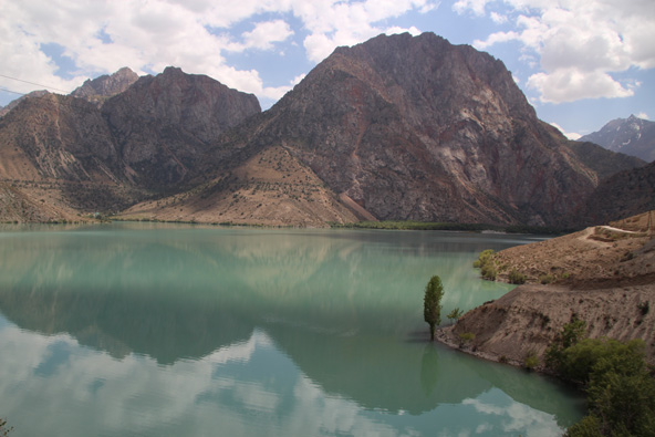 איסקנדר קול. אגם בצע טורקיז מוקף בהרים