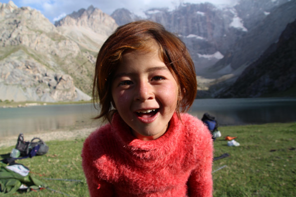 ילדה עם חיוך גדול ושיער אדמוני. את התמונה צילם אחיה הצעיר