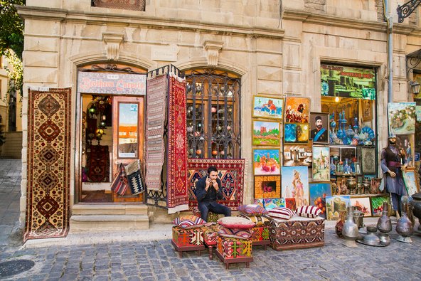 חנות מזכרות בעיר העתיקה של באקו | צילום: Aleksandar Todorovic / Shutterstock.com