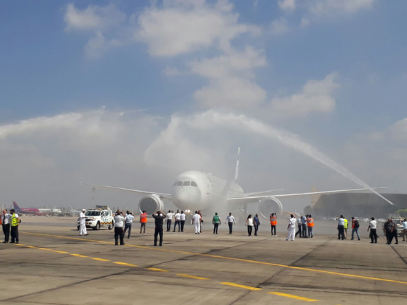 מטוס הדרימליינר החדש מתקבל בטקס המסורתי של התזת סילוני מים 