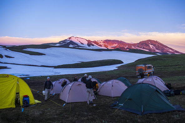 מחנה האוהלים למרגלות הר הגעש מוטנובסקי. טבע בתולי מקיף אותנו מכל עבר