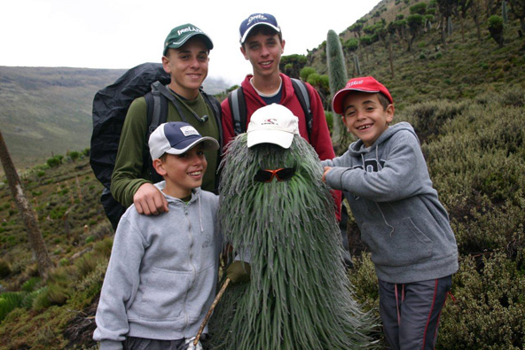 צוברים חוויות בהר קניה. לטייל עם האנשים הכי קרובים לכם במקומות שתמיד חלמתם להגיע אליהם