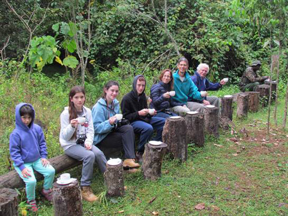 הפסקת תה, למה לטייל עם קבוצה של זרים כשאפשר לטייל ביעדים מדהימים בחברת המשפחה?