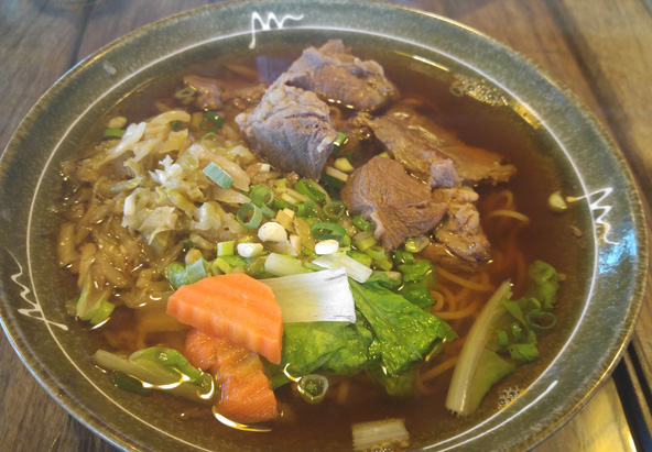 אחת המנות הפופולריות במטבח הטייוואני - מרק בשר עם איטריות וירקות