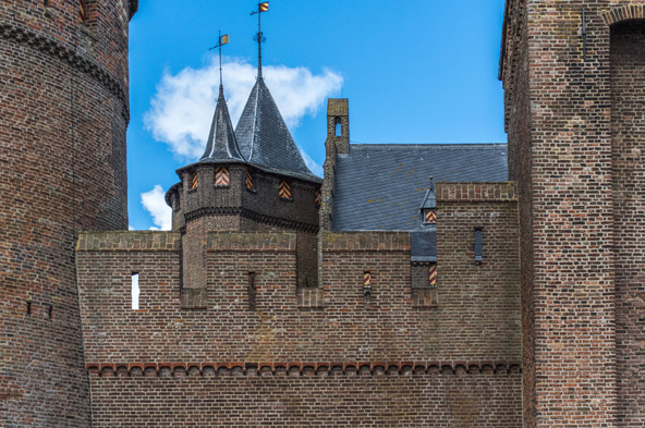 יש כמה סיורים מודרכים בטירה, באחד מהם לומדים על חשיבותה בהגנה הימית על הולנד