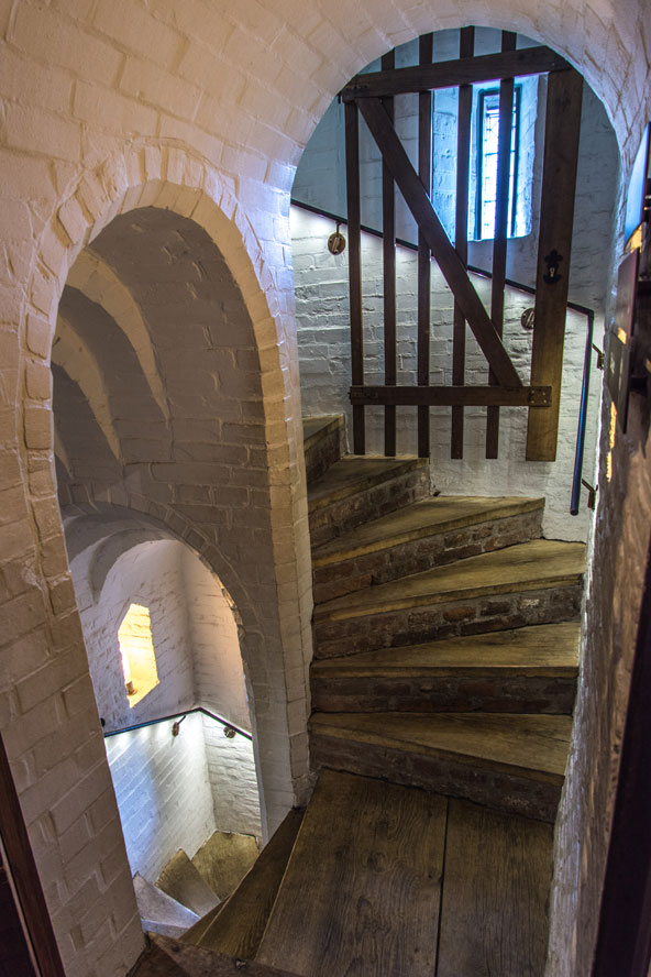 מדרגות לולייניות בתוך הטירה