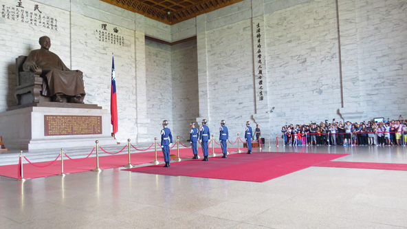 משמר הכבוד מול פסל ענק של צ'יאנג קאי שק