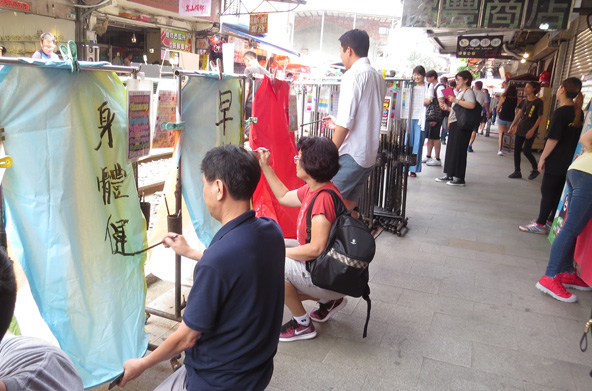כותבים ברכות על פנסי נייר ברחוב הראשי של שיפן