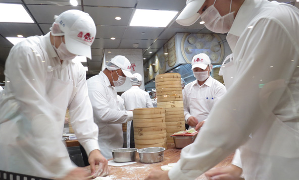טבחים במסעדת Din Tai Fung מכינים אינספור כיסוני דים סאם