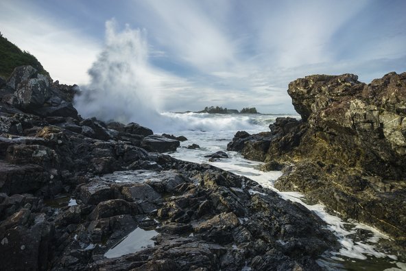 הגלים מתנפצים בדרמטיות אל הסלעים בעת סערה באי ונקובר