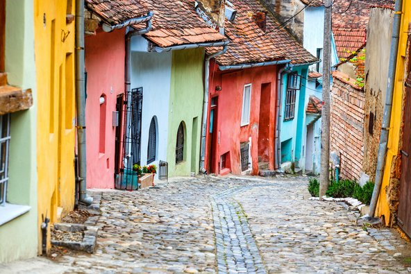 רחוב מרוצף אבן עם בתים בשלל צבעים בסיגישוארה
