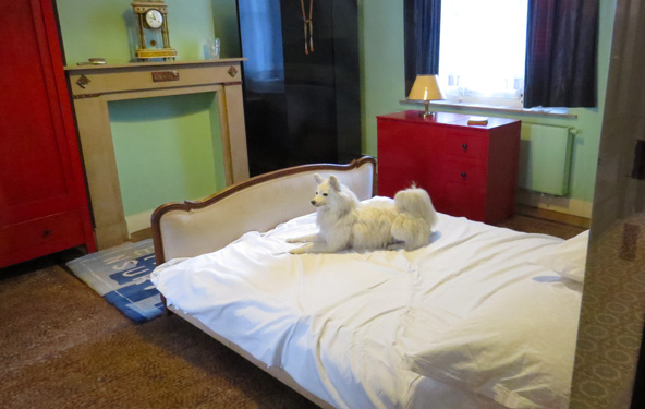 חדר השינה של הזוג מגריט בדירה ברחוב אסגהם. על המיטה בן דמותו של לולו, כלבם האהוב