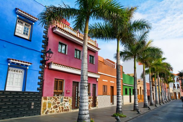 בתים צבעוניים ברחוב בפוארטו דה לה קרוז