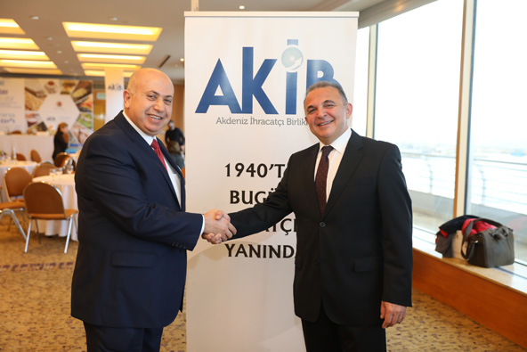אירוע משרד הכלכלה הטורקי. אליגן אלמז, נשיא התאחדות הייצואנים, וכאמל אוקום, שגריר טורקיה בישראל