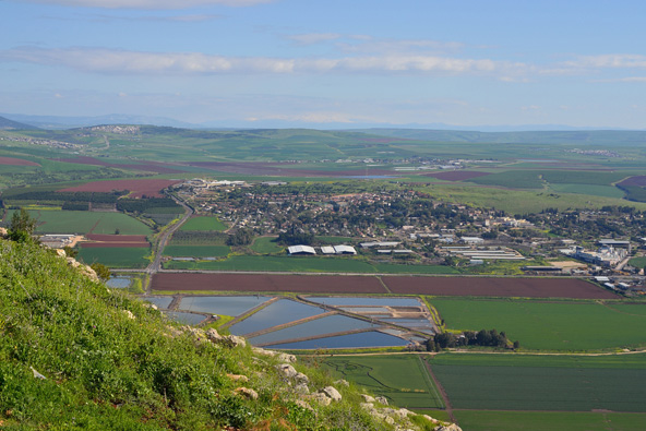 תצפית מהגלבוע על השדות ובריכות הדגים של עמק חרוד