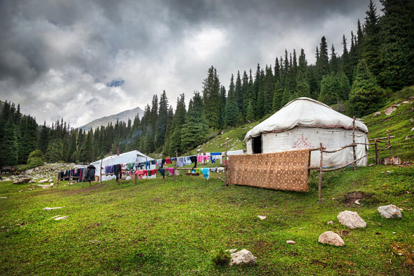 ישן מול חדש: אוהלי נוודים (למעלה) ומרכז הבילוי קאן סטיר בבירה אסטנה, המעוצב כאוהל ענק, מחווה לנוודים
