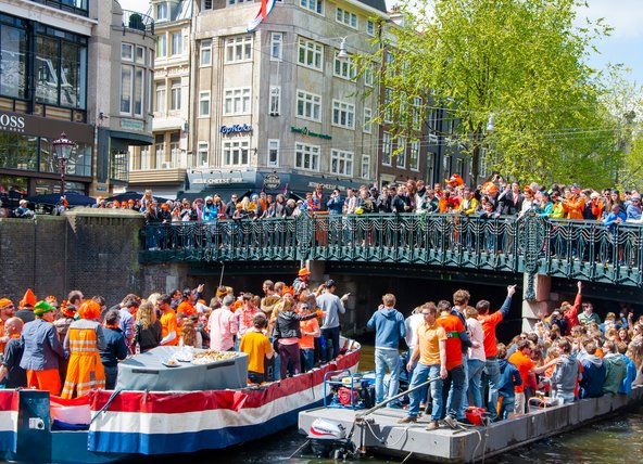 המוני חוגגים באמסטרדם ביום המלך | צילום: lornet / Shutterstock.com