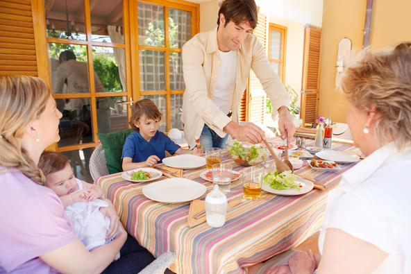 חופשה בווילה מאפשרת להתכנס בנוחות לארוחות משפחתיות משותפות