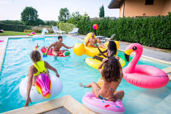 חגיגות יום ההולדת יכולות להתקיים בפינות שונות של הווילה, כולל בבריכה