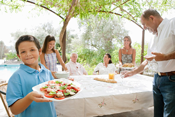 חופשה בווילה מאפשרת לפתוח שולחן לכל המשפחה, בחדר האוכל או בחצר הנעימה