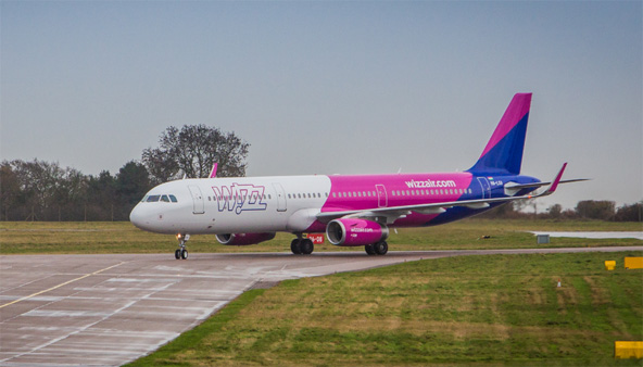 מטוס של וויז אייר מתכונן להמראה. החברה מפעילה 23 קווי טיסות מישראל ליעדים באירופה