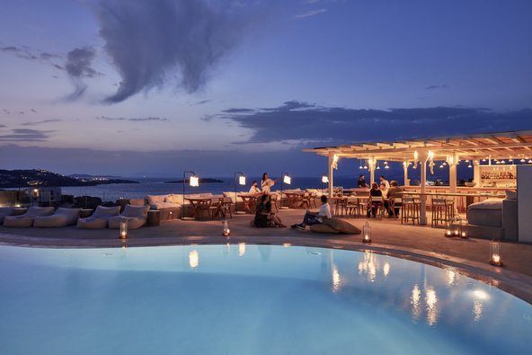 הבר והבריכה של מלון Boheme במיקונוס | צילום: Christos Drazos Photography