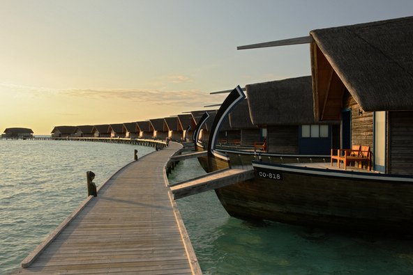 בקתות על המים בעיצוב לא שגרתי במלון Cocoa Maldives