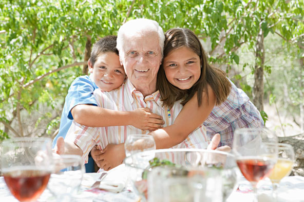 חופשה משפחתית בווילה מאשרת לבלות עם כל המשפחה, כולל סבא וסבתא