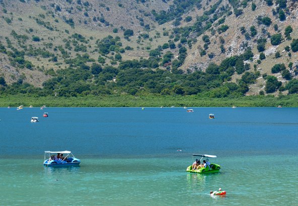 אפשר לשכור סירת פדלים באגם קורנס וליהנות מזמן איכות משפחתי