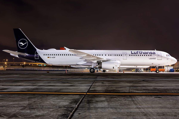 את הכחול-צהוב הוותיקים מחליף כחול כהה שפותח במיוחד עבור לופטהנזה