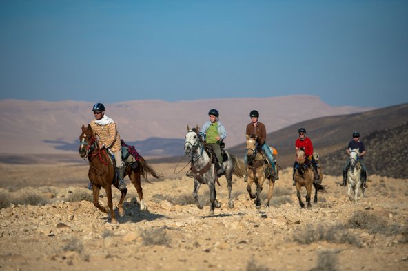 דהירה במרחבים המדבריים של הר הנגב