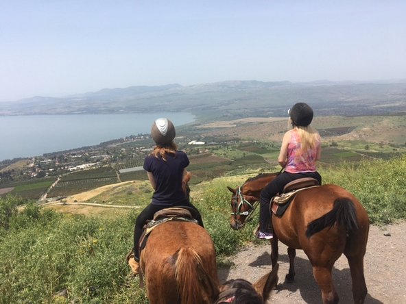 רכיבה בדרום רמת הגולן מספקת תצפית עוצרת נשימה על הכנרת. צולם בחוות רמות