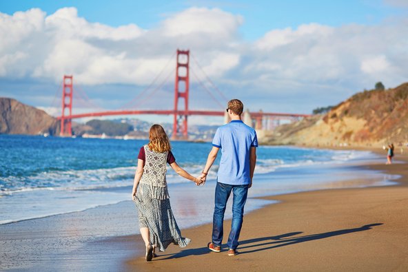 זוג מטייל בסן פרנסיסקו, מול גשר שער הזהב