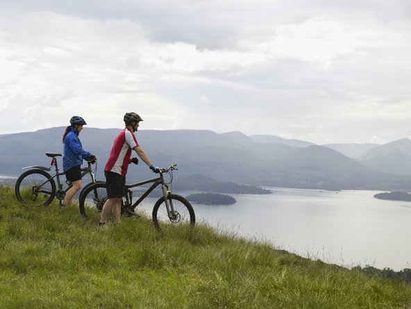 האגמים מכוסי הערפילים של סקוטלנד מהווים תפאורה מושלמת לחופשה זוגית