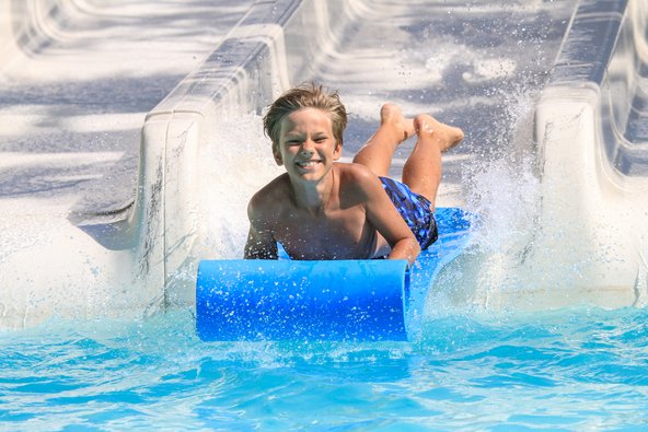 ילדים ובני נוער יחגגו בפארק המים של רודוס | צילום: Baronb / Shutterstock.com
