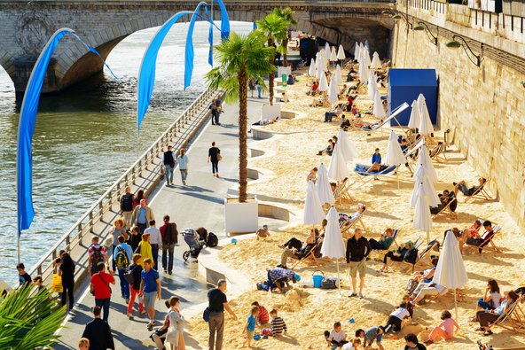 חוף מלאכותי על הסן. בטן-גב באמצע פריז | צילום: Efired / Shutterstock.com