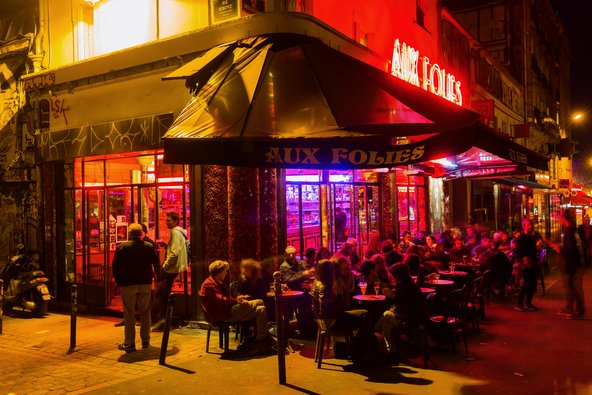 הבר Aux Follies הוא אחד מהברים הפופולריים ברובע חיי הלילה בלוויל | צילום: Christian Mueller / Shutterstock.com