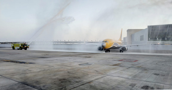 המטוס הראשון של ASL איירליינס נוחת בישראל ומתקבל בזרנוקי מים