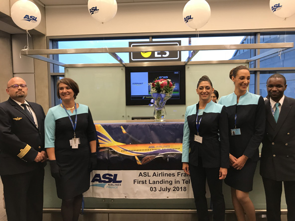 צוות האוויר של ASL מקבל את פני הנוסעים בנתב"ג בטיסת הבכורה לפריז