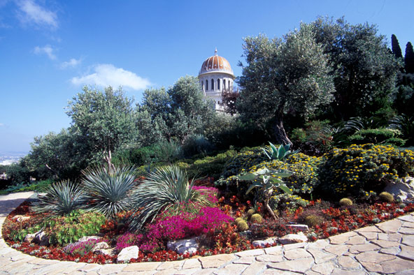 גנים רחבי ידיים מקיפים את מקדש הבאב שעל הר הכרמל בחיפה | באדיבות הקהילה הבהאית הבינלאומית