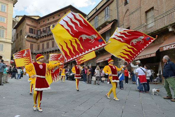 דגלנים צעירים באירוע הפאליו בכיכר הראשית של סיינה