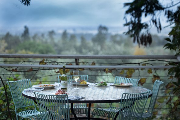 שולחן מול הנוף הכפרי במרפסת של גוז' ודניאל | צילום: דניאל לילה