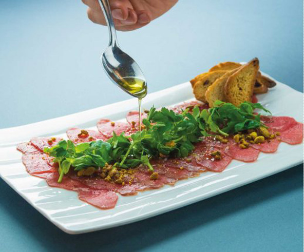 מנה במסעדת כרמים. התוצרת מגיעה מהשדות והחממות שמסביב | צילומים באדיבות כרמים