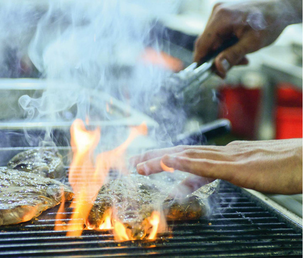 סטייקים נצלים על האש במסעדת כרמים