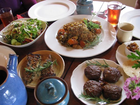 מגוון מנות צמחוניות המבוססות על תוצרת טריה במסעדת הרדוף