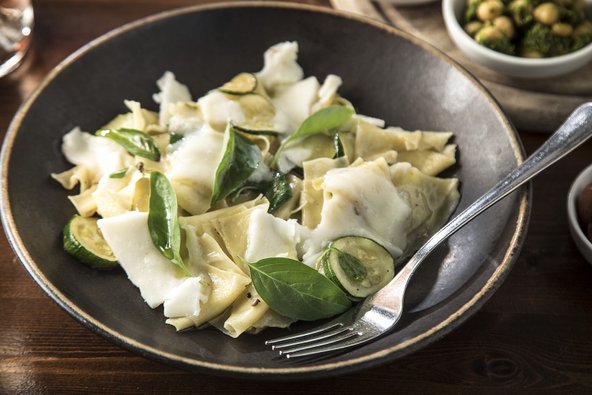 מנה של קרעי פסטה טרייה עם זוקיני במסעדת רוטנברג