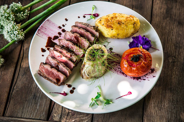 כל טוב בשסטל: סטייק אנטריקוט ומח עצם עם ירקות מהגינה